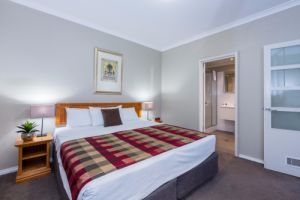 accommodation for large families perth Mont Clare Boutique Apartments